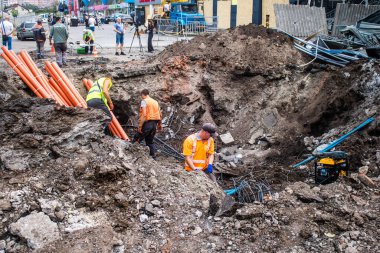 Kharkiv, Ukrayna, 2 Eylül 2024 Rus saldırısından sonra bir alışveriş merkezine. Patlama, cam ve metal parçalarını her yöne uçurdu. Bu da ikincil hasara yol açtı..