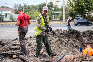 Kharkiv, Ukrayna, 2 Eylül 2024 Rus saldırısından sonra bir alışveriş merkezine. Patlama, cam ve metal parçalarını her yöne uçurdu. Bu da ikincil hasara yol açtı..