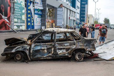 Kharkiv, Ukrayna, 2 Eylül 2024 Rus saldırısından sonra bir alışveriş merkezine. Patlama, cam ve metal parçalarını her yöne uçurdu. Bu da ikincil hasara yol açtı..