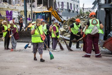 Kharkiv, Ukrayna, 2 Eylül 2024 Rus saldırısından sonra bir alışveriş merkezine. Patlama, cam ve metal parçalarını her yöne uçurdu. Bu da ikincil hasara yol açtı..