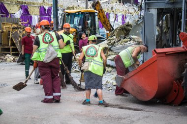 Kharkiv, Ukrayna, 2 Eylül 2024 Rus saldırısından sonra bir alışveriş merkezine. Patlama, cam ve metal parçalarını her yöne uçurdu. Bu da ikincil hasara yol açtı..