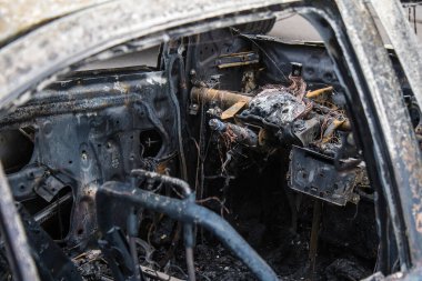 Kharkiv, Ukrayna, 2 Eylül 2024 Rus saldırısından sonra bir alışveriş merkezine. Patlama, cam ve metal parçalarını her yöne uçurdu. Bu da ikincil hasara yol açtı..