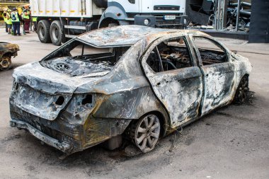 Kharkiv, Ukrayna, 2 Eylül 2024 Rus saldırısından sonra bir alışveriş merkezine. Patlama, cam ve metal parçalarını her yöne uçurdu. Bu da ikincil hasara yol açtı..
