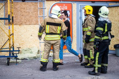 Kharkiv, Ukrayna, 2 Eylül 2024 Rus saldırısından sonra bir alışveriş merkezine. Patlama, cam ve metal parçalarını her yöne uçurdu. Bu da ikincil hasara yol açtı..