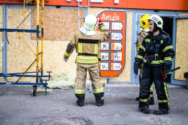 Kharkiv, Ukrayna, 2 Eylül 2024 Rus saldırısından sonra bir alışveriş merkezine. Patlama, cam ve metal parçalarını her yöne uçurdu. Bu da ikincil hasara yol açtı..
