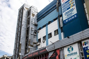 Kharkiv, Ukrayna, 2 Eylül 2024 Rus saldırısından sonra bir alışveriş merkezine. Patlama, cam ve metal parçalarını her yöne uçurdu. Bu da ikincil hasara yol açtı..