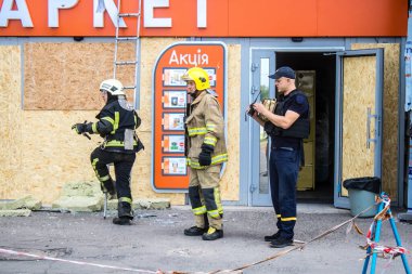 Kharkiv, Ukrayna, 2 Eylül 2024 Rus saldırısından sonra bir alışveriş merkezine. Patlama, cam ve metal parçalarını her yöne uçurdu. Bu da ikincil hasara yol açtı..