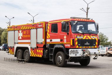 Kharkiv, Ukrayna, 2 Eylül 2024 Rus saldırısından sonra bir alışveriş merkezine. Patlama, cam ve metal parçalarını her yöne uçurdu. Bu da ikincil hasara yol açtı..