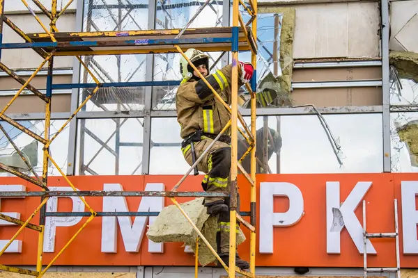 Kharkiv, Ukrayna, 2 Eylül 2024 Rus saldırısından sonra bir alışveriş merkezine. Patlama, cam ve metal parçalarını her yöne uçurdu. Bu da ikincil hasara yol açtı..