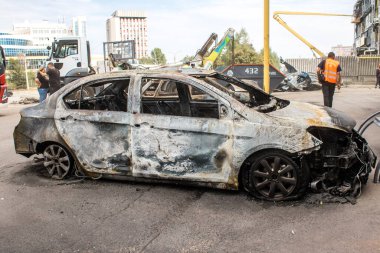Kharkiv, Ukrayna, 2 Eylül 2024 Rus saldırısından sonra bir alışveriş merkezine. Patlama, cam ve metal parçalarını her yöne uçurdu. Bu da ikincil hasara yol açtı..