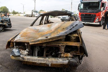 Kharkiv, Ukrayna, 2 Eylül 2024 Rus saldırısından sonra bir alışveriş merkezine. Patlama, cam ve metal parçalarını her yöne uçurdu. Bu da ikincil hasara yol açtı..