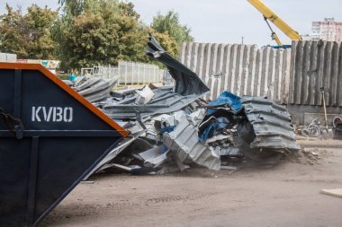 Kharkiv, Ukrayna, 2 Eylül 2024 Rus saldırısından sonra bir alışveriş merkezine. Patlama, cam ve metal parçalarını her yöne uçurdu. Bu da ikincil hasara yol açtı..