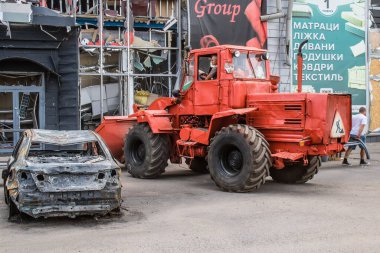 Kharkiv, Ukrayna, 2 Eylül 2024 Rus saldırısından sonra bir alışveriş merkezine. Patlama, cam ve metal parçalarını her yöne uçurdu. Bu da ikincil hasara yol açtı..