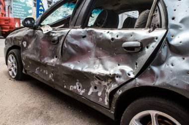 Kharkiv, Ukrayna, 2 Eylül 2024 Rus saldırısından sonra bir alışveriş merkezine. Patlama, cam ve metal parçalarını her yöne uçurdu. Bu da ikincil hasara yol açtı..