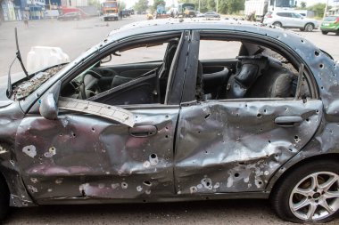 Kharkiv, Ukrayna, 2 Eylül 2024 Rus saldırısından sonra bir alışveriş merkezine. Patlama, cam ve metal parçalarını her yöne uçurdu. Bu da ikincil hasara yol açtı..