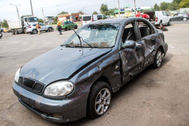 Kharkiv, Ukrayna, 2 Eylül 2024 Rus saldırısından sonra bir alışveriş merkezine. Patlama, cam ve metal parçalarını her yöne uçurdu. Bu da ikincil hasara yol açtı..