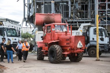 Kharkiv, Ukrayna, 2 Eylül 2024 Rus saldırısından sonra bir alışveriş merkezine. Patlama, cam ve metal parçalarını her yöne uçurdu. Bu da ikincil hasara yol açtı..