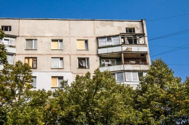 Kharkiv, Ukrayna, Eylül 04, 2024 Rus saldırısından sonra bir yerleşim yerine. Patlama, cam ve metal parçalarını her yöne uçurdu. Bu da ikincil hasara yol açtı.