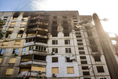 Kharkiv, Ukrayna, Eylül 04, 2024 Rus saldırısından sonra bir yerleşim yerine. Patlama, cam ve metal parçalarını her yöne uçurdu. Bu da ikincil hasara yol açtı.