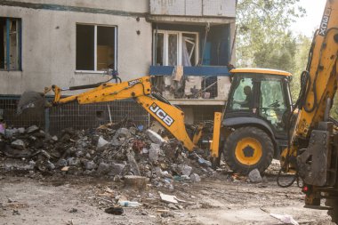 Kharkiv, Ukrayna, Eylül 04, 2024 Rus saldırısından sonra bir yerleşim yerine. Patlama, cam ve metal parçalarını her yöne uçurdu. Bu da ikincil hasara yol açtı.