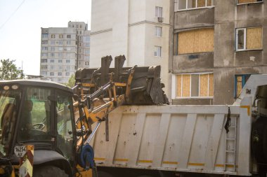 Kharkiv, Ukrayna, Eylül 04, 2024 Rus saldırısından sonra bir yerleşim yerine. Patlama, cam ve metal parçalarını her yöne uçurdu. Bu da ikincil hasara yol açtı.