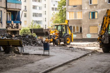 Kharkiv, Ukrayna, Eylül 04, 2024 Rus saldırısından sonra bir yerleşim yerine. Patlama, cam ve metal parçalarını her yöne uçurdu. Bu da ikincil hasara yol açtı.