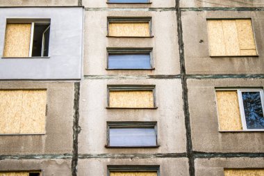 Kharkiv, Ukrayna, Eylül 04, 2024 Rus saldırısından sonra bir yerleşim yerine. Patlama, cam ve metal parçalarını her yöne uçurdu. Bu da ikincil hasara yol açtı.