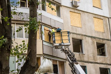 Kharkiv, Ukrayna, Eylül 04, 2024 Rus saldırısından sonra bir yerleşim yerine. Patlama, cam ve metal parçalarını her yöne uçurdu. Bu da ikincil hasara yol açtı.