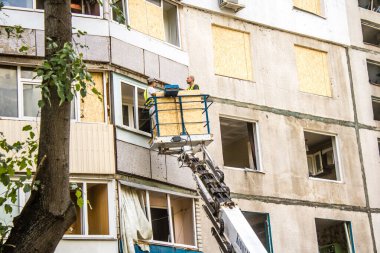 Kharkiv, Ukrayna, Eylül 04, 2024 Rus saldırısından sonra bir yerleşim yerine. Patlama, cam ve metal parçalarını her yöne uçurdu. Bu da ikincil hasara yol açtı.