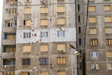 Kharkiv, Ukrayna, Eylül 04, 2024 Rus saldırısından sonra bir yerleşim yerine. Patlama, cam ve metal parçalarını her yöne uçurdu. Bu da ikincil hasara yol açtı.