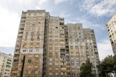 Kharkiv, Ukrayna, Eylül 04, 2024 Rus saldırısından sonra bir yerleşim yerine. Patlama, cam ve metal parçalarını her yöne uçurdu. Bu da ikincil hasara yol açtı.