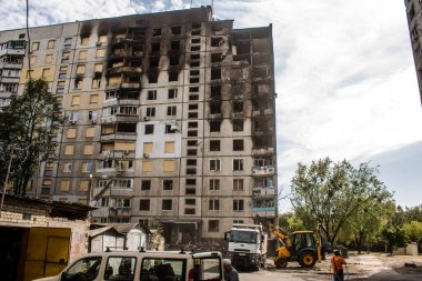 Kharkiv, Ukrayna, Eylül 04, 2024 Rus saldırısından sonra bir yerleşim yerine. Patlama, cam ve metal parçalarını her yöne uçurdu. Bu da ikincil hasara yol açtı.