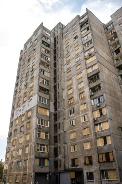 Kharkiv, Ukrayna, Eylül 04, 2024 Rus saldırısından sonra bir yerleşim yerine. Patlama, cam ve metal parçalarını her yöne uçurdu. Bu da ikincil hasara yol açtı.