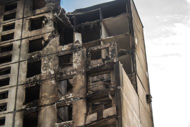 Kharkiv, Ukrayna, Eylül 04, 2024 Rus saldırısından sonra bir yerleşim yerine. Patlama, cam ve metal parçalarını her yöne uçurdu. Bu da ikincil hasara yol açtı.