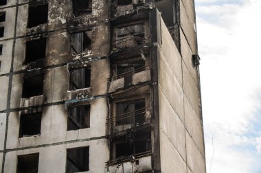 Kharkiv, Ukrayna, Eylül 04, 2024 Rus saldırısından sonra bir yerleşim yerine. Patlama, cam ve metal parçalarını her yöne uçurdu. Bu da ikincil hasara yol açtı.