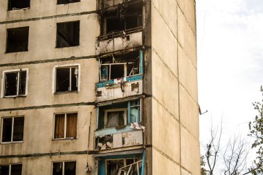 Kharkiv, Ukrayna, Eylül 04, 2024 Rus saldırısından sonra bir yerleşim yerine. Patlama, cam ve metal parçalarını her yöne uçurdu. Bu da ikincil hasara yol açtı.