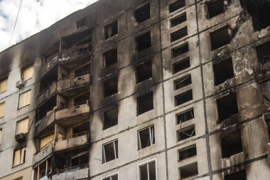 Kharkiv, Ukrayna, Eylül 04, 2024 Rus saldırısından sonra bir yerleşim yerine. Patlama, cam ve metal parçalarını her yöne uçurdu. Bu da ikincil hasara yol açtı.