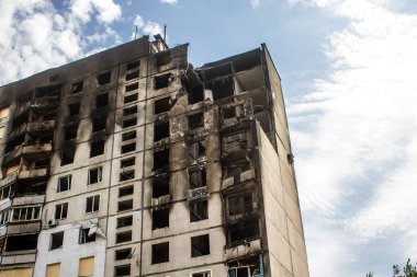 Kharkiv, Ukrayna, Eylül 04, 2024 Rus saldırısından sonra bir yerleşim yerine. Patlama, cam ve metal parçalarını her yöne uçurdu. Bu da ikincil hasara yol açtı.