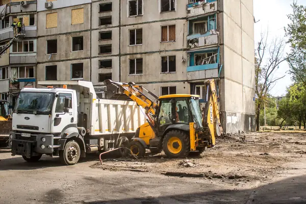 Kharkiv, Ukrayna, Eylül 04, 2024 Rus saldırısından sonra bir yerleşim yerine. Patlama, cam ve metal parçalarını her yöne uçurdu. Bu da ikincil hasara yol açtı.