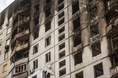 Kharkiv, Ukrayna, Eylül 04, 2024 Rus saldırısından sonra bir yerleşim yerine. Patlama, cam ve metal parçalarını her yöne uçurdu. Bu da ikincil hasara yol açtı.