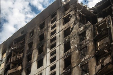 Kharkiv, Ukrayna, Eylül 04, 2024 Rus saldırısından sonra bir yerleşim yerine. Patlama, cam ve metal parçalarını her yöne uçurdu. Bu da ikincil hasara yol açtı.