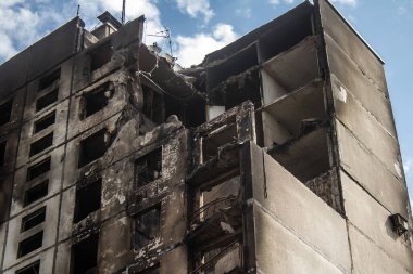 Kharkiv, Ukrayna, Eylül 04, 2024 Rus saldırısından sonra bir yerleşim yerine. Patlama, cam ve metal parçalarını her yöne uçurdu. Bu da ikincil hasara yol açtı.