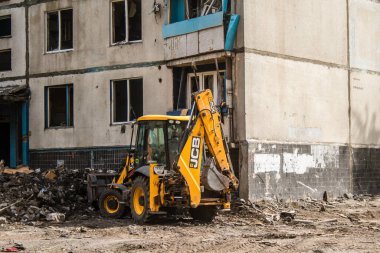 Kharkiv, Ukrayna, Eylül 04, 2024 Rus saldırısından sonra bir yerleşim yerine. Patlama, cam ve metal parçalarını her yöne uçurdu. Bu da ikincil hasara yol açtı.