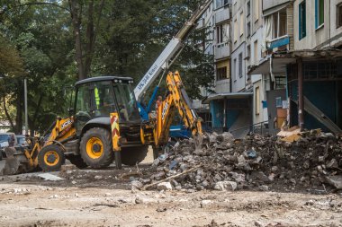 Kharkiv, Ukrayna, Eylül 04, 2024 Rus saldırısından sonra bir yerleşim yerine. Patlama, cam ve metal parçalarını her yöne uçurdu. Bu da ikincil hasara yol açtı.