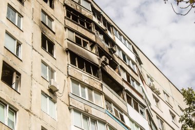 Kharkiv, Ukrayna, Eylül 04, 2024 Rus saldırısından sonra bir yerleşim yerine. Patlama, cam ve metal parçalarını her yöne uçurdu. Bu da ikincil hasara yol açtı.