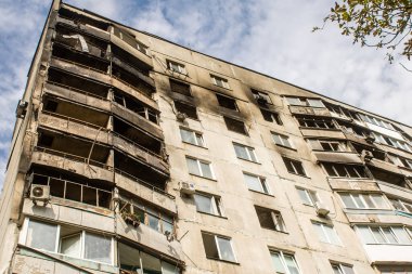 Kharkiv, Ukrayna, Eylül 04, 2024 Rus saldırısından sonra bir yerleşim yerine. Patlama, cam ve metal parçalarını her yöne uçurdu. Bu da ikincil hasara yol açtı.