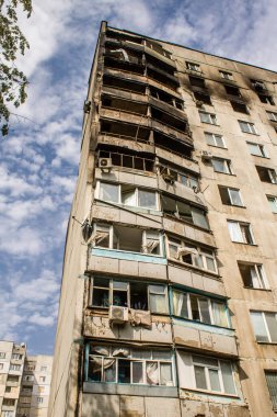 Kharkiv, Ukrayna, Eylül 04, 2024 Rus saldırısından sonra bir yerleşim yerine. Patlama, cam ve metal parçalarını her yöne uçurdu. Bu da ikincil hasara yol açtı.