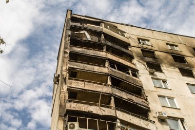 Kharkiv, Ukrayna, Eylül 04, 2024 Rus saldırısından sonra bir yerleşim yerine. Patlama, cam ve metal parçalarını her yöne uçurdu. Bu da ikincil hasara yol açtı.