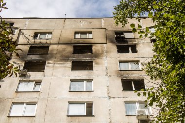 Kharkiv, Ukrayna, Eylül 04, 2024 Rus saldırısından sonra bir yerleşim yerine. Patlama, cam ve metal parçalarını her yöne uçurdu. Bu da ikincil hasara yol açtı.