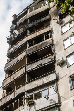 Kharkiv, Ukrayna, Eylül 04, 2024 Rus saldırısından sonra bir yerleşim yerine. Patlama, cam ve metal parçalarını her yöne uçurdu. Bu da ikincil hasara yol açtı.